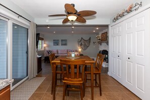 Kondominium, Beberapa Tempat Tidur, patio (BYOB Getaway) | Tempat makan