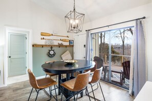 Hus, flere senger, adgang til basseng (Fairway Lake Haven) | 3 soverom, individuelt dekorert, individuelt innredet og sengetøy