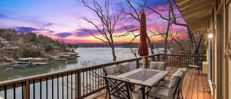 Casa, varias camas, acceso a la alberca (Woodlands Lake Oasis) | Restaurante al aire libre