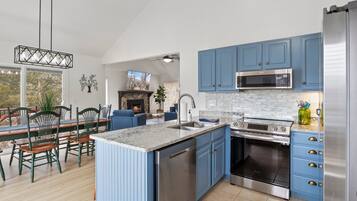 House, Multiple Beds, Pool Access (Woodlands Lake Oasis) | Private kitchen