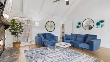 House, Multiple Beds, Pool Access (Woodlands Lake Oasis) | Living area