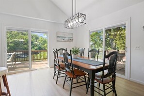 ハウス ベッド (複数台) プールアクセス (Woodlands Lake Oasis) | レストラン