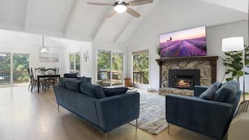 House, Multiple Beds, Pool Access (Woodlands Lake Oasis) | Living area