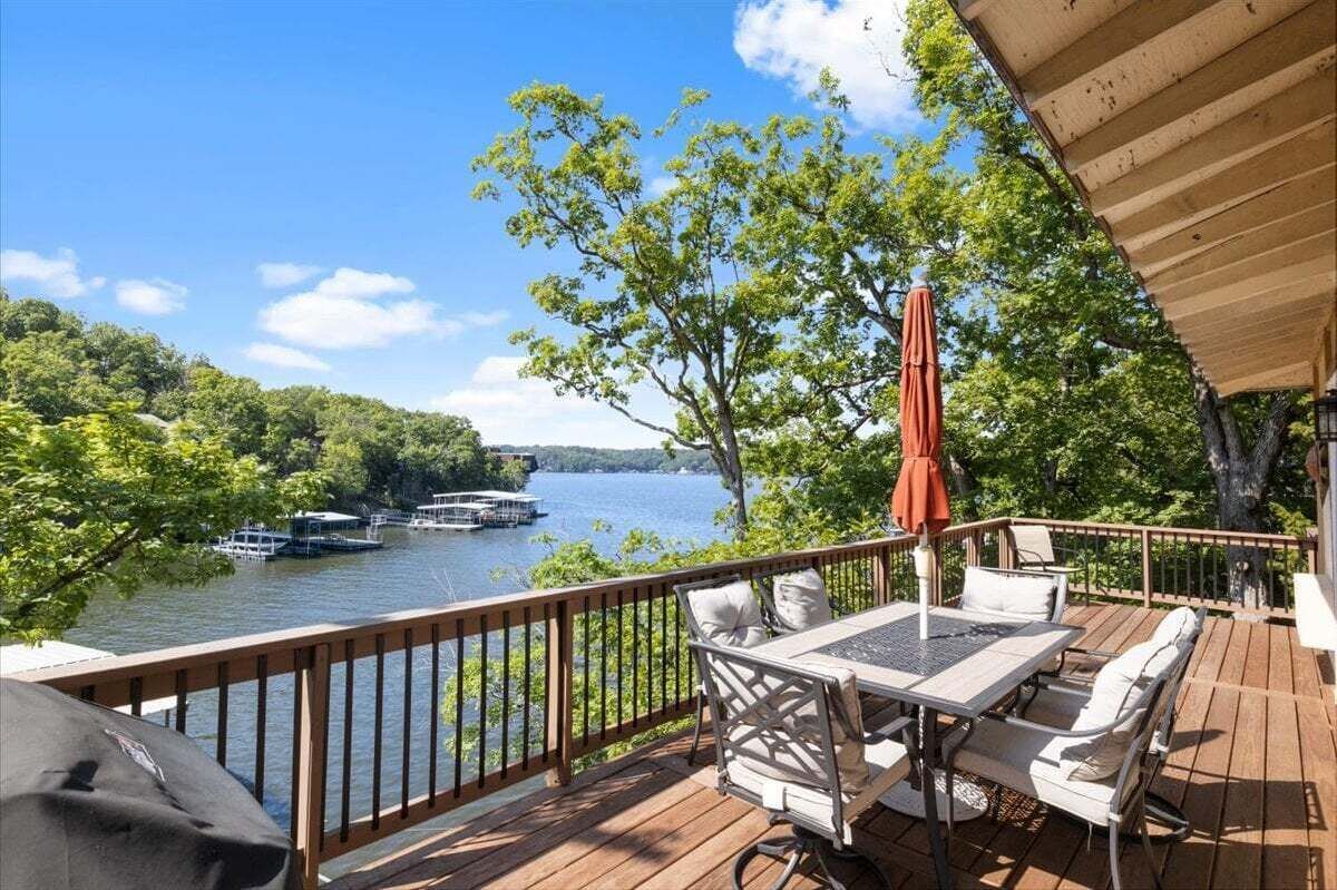 Casa, várias camas, acesso à piscina (Woodlands Lake Oasis) | Opções para refeição ao ar livre