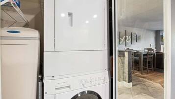 Apartment, Mehrere Betten, Terrasse (Lake Time Retreat) | Wäschereiservice