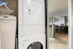 Apartment, Mehrere Betten, Terrasse (Lake Time Retreat) | Wäschereiservice