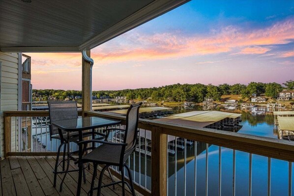 Lejlighed - flere senge - terrasse (Lake Time Retreat) | Udendørs spisemuligheder