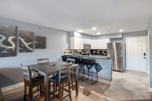 Apartment, Mehrere Betten, Terrasse (Lake Time Retreat) | 2 Schlafzimmer, individuell dekoriert, individuell eingerichtet