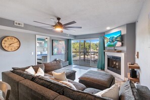 Living area - Lakeview Condo w/ 2 Pools & Beach - Family Fun Awaits at 21mm (Osage Beach)