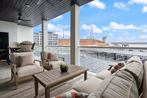 คอนโด, หลายเตียง, ลานระเบียง (Luxury Lakeview Oasis) | ลานระเบียง/นอกชาน