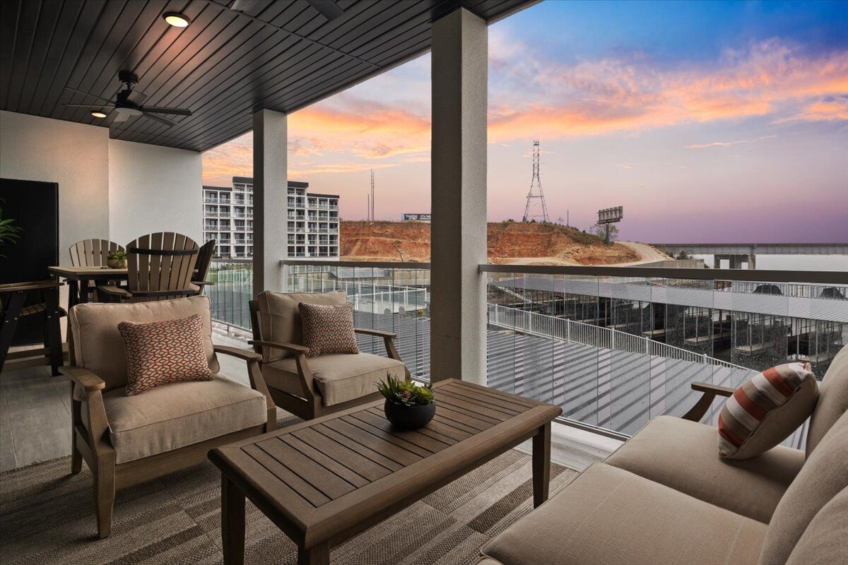 Leilighet, flere senger, terrasse (Luxury Lakeview Oasis) | Utendørsservering