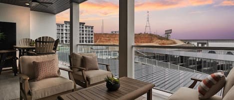 Leilighet, flere senger, terrasse (Luxury Lakeview Oasis) | Utendørsservering