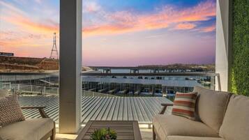 Appartement, meerdere bedden, patio (Luxury Lakeview Oasis) | Terras