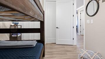 Bloc d'apartaments, diversos llits, pati (Luxury Lakeview Oasis) | 3 dormitoris, decoració individual i mobiliari individual