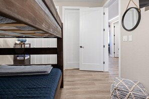 Bloc d'apartaments, diversos llits, pati (Luxury Lakeview Oasis) | 3 dormitoris, decoració individual i mobiliari individual 