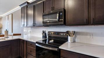 Condo, varias camas, patio (Luxury Lakeview Oasis) | Cocina privada