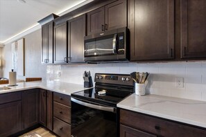 คอนโด, หลายเตียง, ลานระเบียง (Luxury Lakeview Oasis) | ครัวส่วนตัว