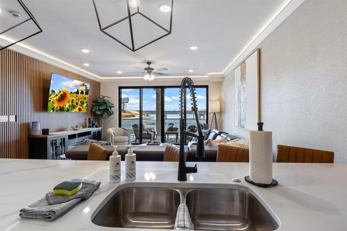 Condo, nhiều giường, sân hiên (Luxury Lakeview Oasis) | Nội thất
