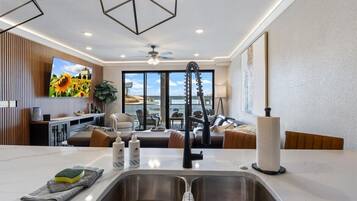 Condo, nhiều giường, sân hiên (Luxury Lakeview Oasis) | Nội thất