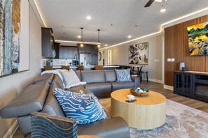 Condo, Plusieurs lits, patio (Luxury Lakeview Oasis) | Aire de séjour