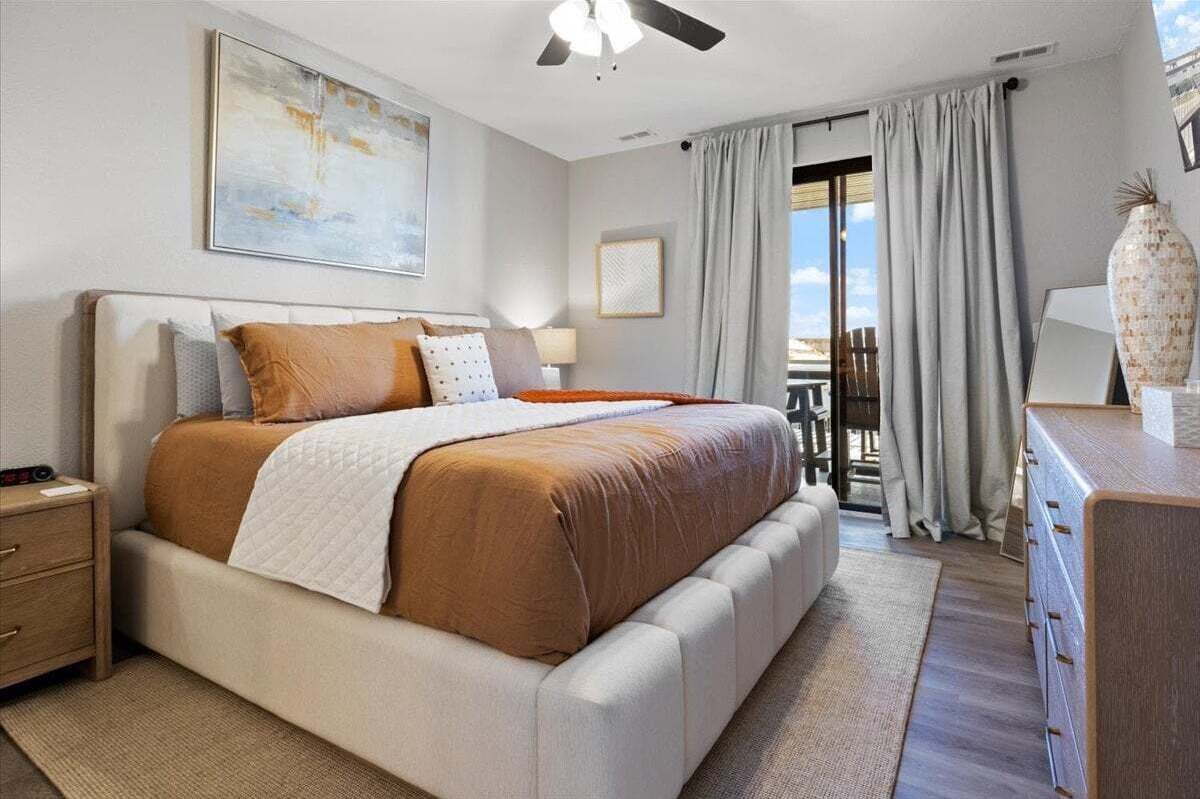 Appartement, meerdere bedden, patio (Luxury Lakeview Oasis) | 3 slaapkamers, individueel gedecoreerd, individueel gemeubileerd