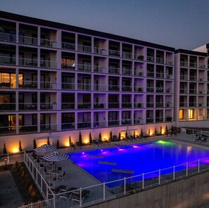 สระว่ายน้ำกลางแจ้ง