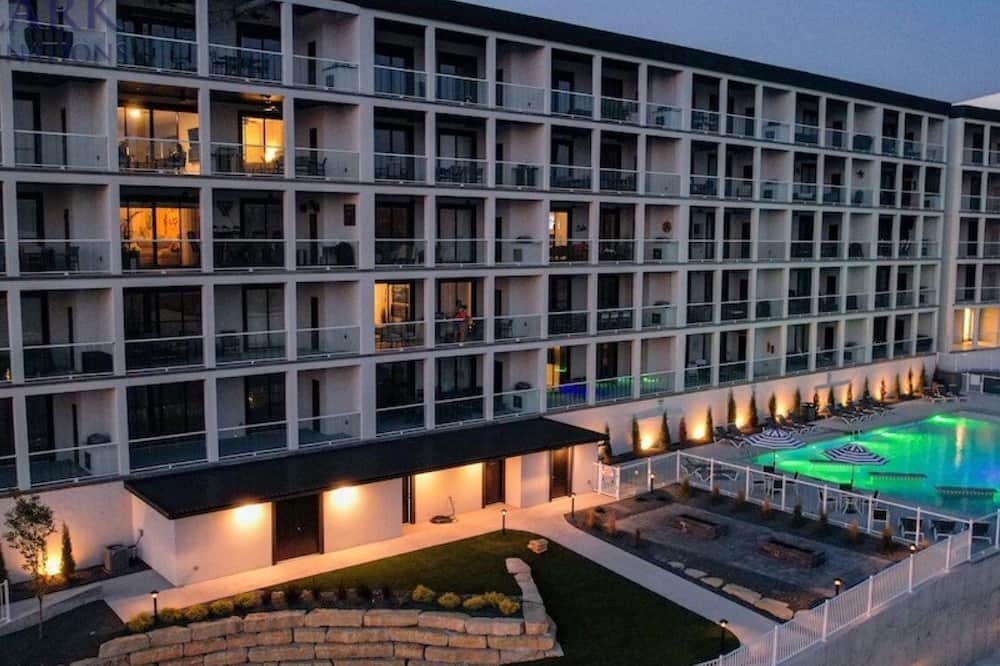Family-fun Lakeside Luxury at Topsider in Osage w/ 2 Pools, Prime Views Pack N' Play & Games