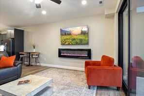 คอนโด, หลายเตียง, ลานระเบียง (Topsider Tower) | บริเวณนั่งเล่น