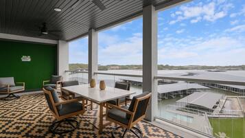 Appart'hôtel, plusieurs lits, patio (Topsider Tower) | Restauration extérieure