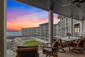 Outdoor dining - Family-fun Lakeside Luxury at Topsider in Osage w/ 2 Pools, Prime Views Pack N' Play & Games (Osage Beach)