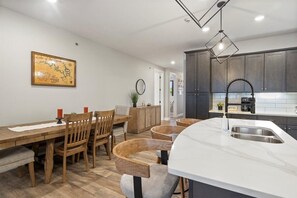 شقة - عدة أسرّة - برواق (Topsider Tower) | 3 عدّة غرف نوم وبديكورات فريدة لكل غرفة وطراز فريد لكل وحدة