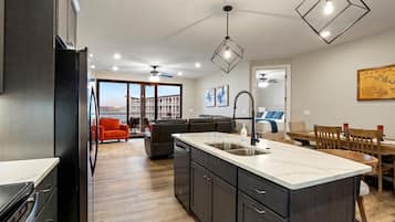 ์ฝ๋, ์นจ๋(์ฌ๋ฌ ๊ฐ), ํํฐ์ค (Topsider Tower) | ๋ด๋ถ