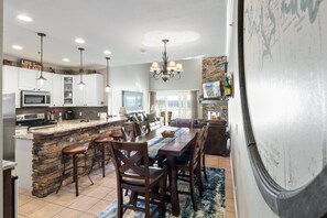 4 عدّة غرف نوم وبديكورات فريدة لكل غرفة وطراز فريد لكل وحدة