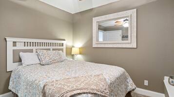 Lejlighed - flere senge - adgang til pool (Lake Daze Retreat) | 4 soveværelser