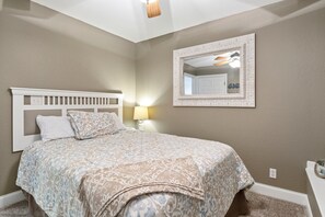 Lejlighed - flere senge - adgang til pool (Lake Daze Retreat) | 4 soveværelser