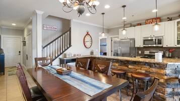 Lejlighed - flere senge - adgang til pool (Lake Daze Retreat) | 4 soveværelser