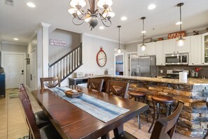 Lejlighed - flere senge - adgang til pool (Lake Daze Retreat) | 4 soveværelser