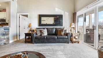 Lejlighed - flere senge - adgang til pool (Lake Daze Retreat) | Opholdsområde