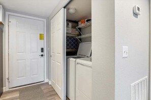 Bloc d'apartaments, diversos llits, pati (Shenanigans Shack) | Bugaderia