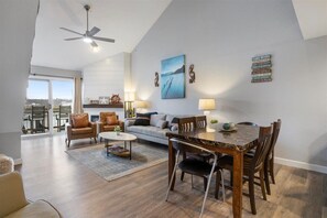 Living area - Family-perfect Lakefront Fun at The Ledges, 21mm, 2 Pools & Beach (Osage Beach)