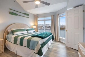 Apartment, Mehrere Betten, Terrasse (Shenanigans Shack) | 3 Schlafzimmer, individuell dekoriert, individuell eingerichtet