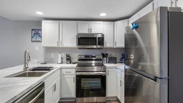 Appartement, meerdere bedden, patio (Shenanigans Shack) | Privékeuken