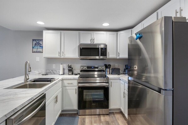 公寓客房, 多張床, 庭院 (Shenanigans Shack) | 私人廚房