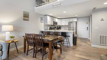 Appartement, meerdere bedden, patio (Shenanigans Shack) | 3 slaapkamers, individueel gedecoreerd, individueel gemeubileerd