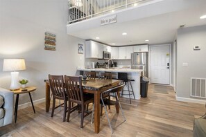 公寓客房, 多張床, 庭院 (Shenanigans Shack) | 3 間臥室、獨特裝潢、布置獨特、床單