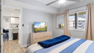 Appartement, meerdere bedden, patio (Shenanigans Shack) | 3 slaapkamers, individueel gedecoreerd, individueel gemeubileerd