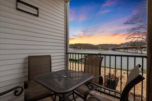 Condo, Plusieurs lits, patio (Lake Escape) | Restauration en plein air