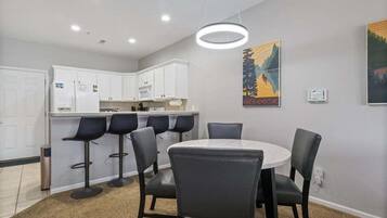 Appartamento, letti multipli, patio (Lake Escape) | 2 camere, con stile personalizzato, con arredamento individuale