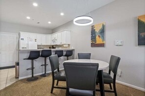 Appartamento, letti multipli, patio (Lake Escape) | 2 camere, con stile personalizzato, con arredamento individuale