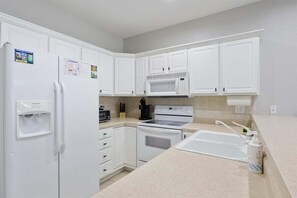 Kondominium, Beberapa Tempat Tidur, patio (Lake Escape) | Dapur pribadi